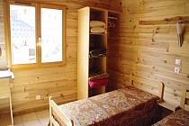 Chalet Cigales 2 - 2-persoonskamer met raam en kast